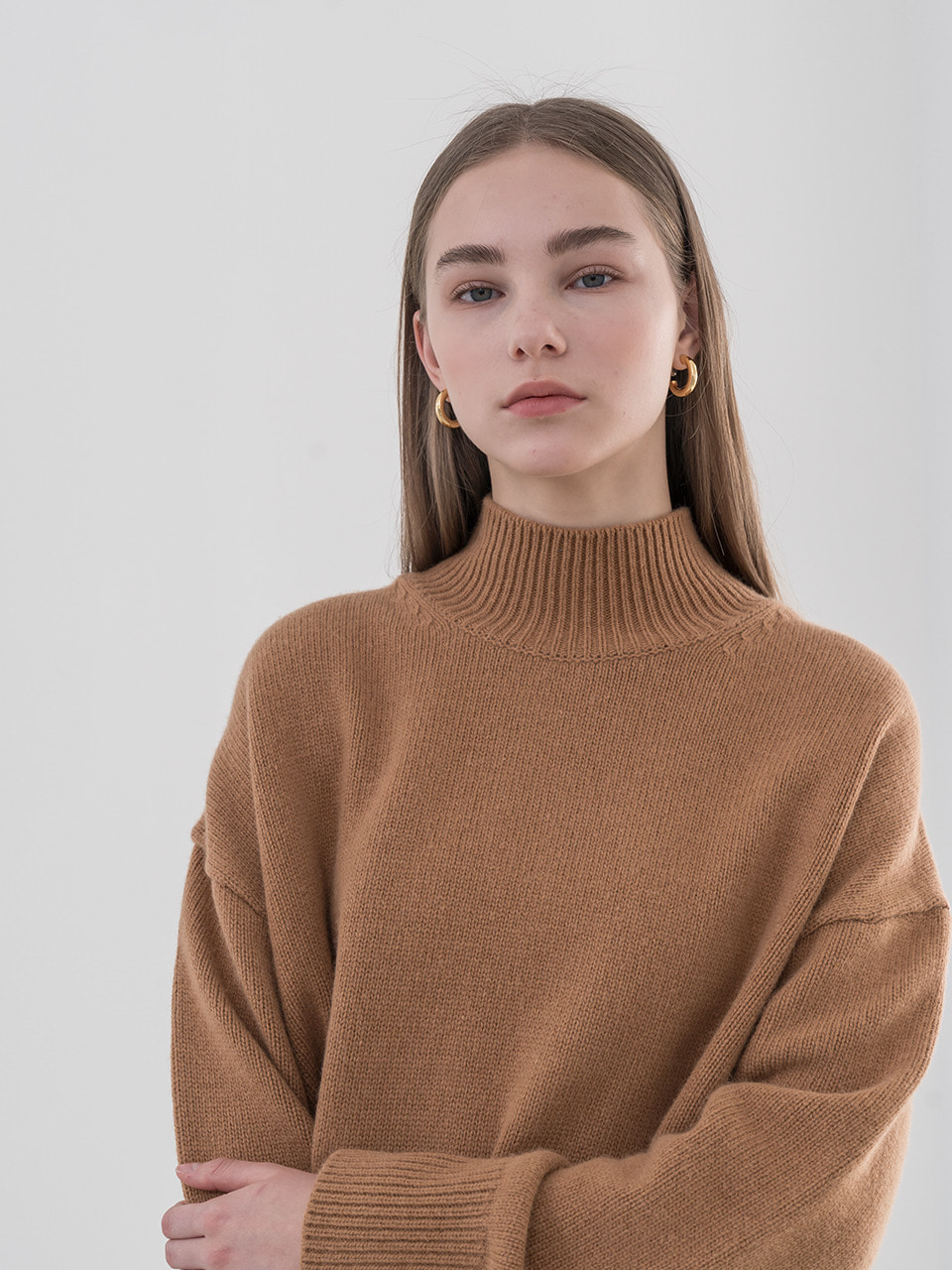 Wool drop shoulder turtle neck sweater in caramel brown